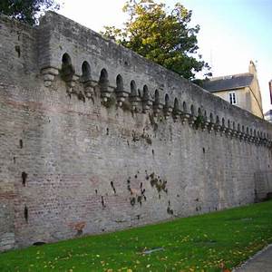 Saint-Mitre-les-Remparts